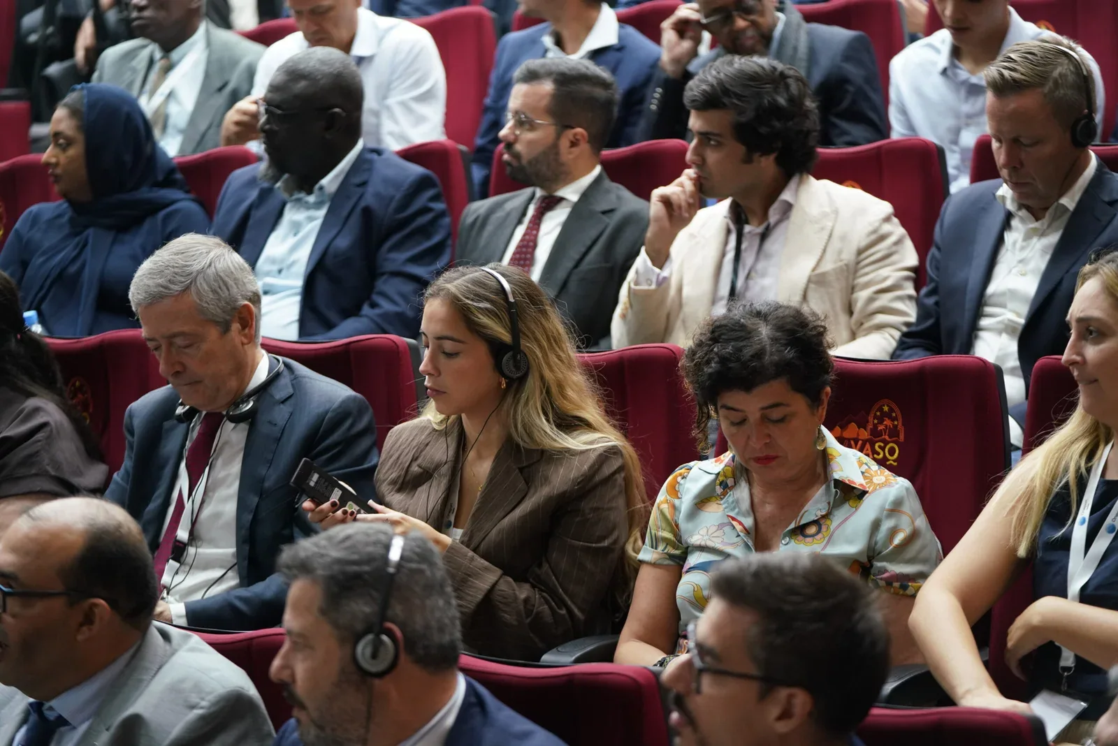 Simultaneous interpretation keeps a trilingual audience in step