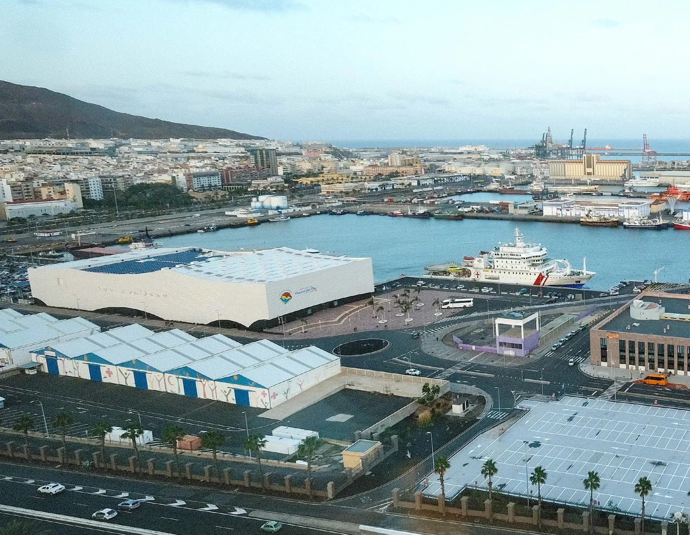 The port and the city of Las Palmas seen together, from the cruise terminal to the container quays.
